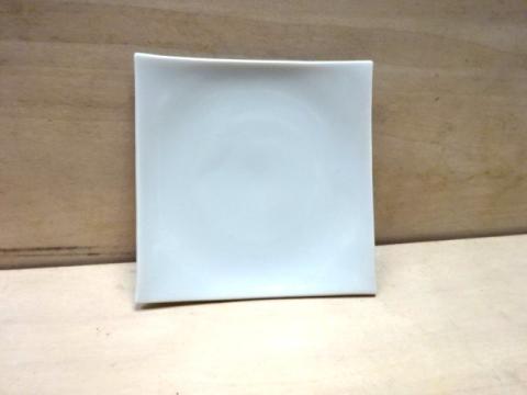 【送料無料】　美濃焼　白地９．５cm角モダン小皿