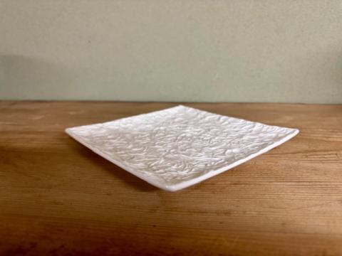 【送料無料】白磁エンボス正角皿　16.3ｘ16.3cm