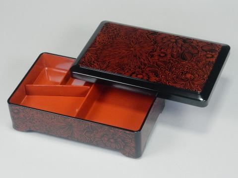 【送料無料】九頭竜弁当　黒に朱菊 内朱（仕切り付）258×164×高さ76mm